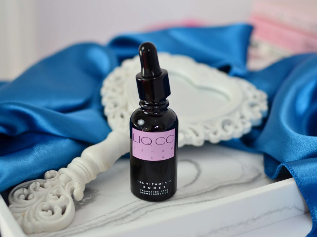 Lekkie serum rozświetlające z witaminą C od LiqPharm