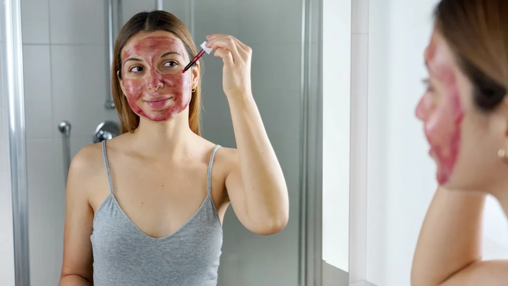 Dziewczyna stosująca kwas AHA i Bha, tak zwany krwawy peeling