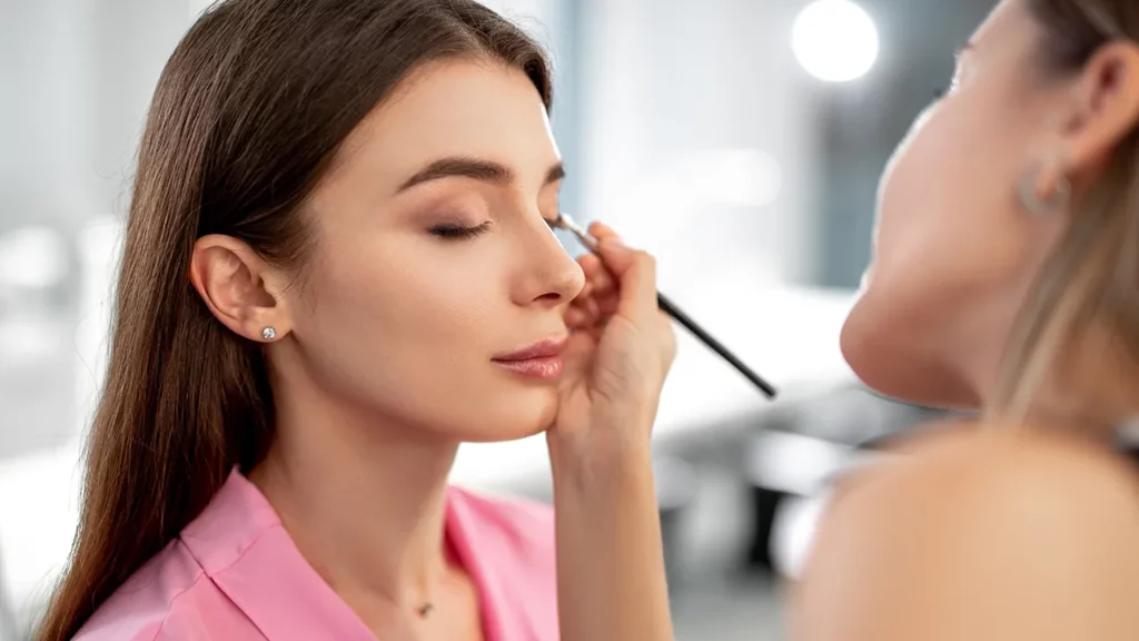 Makijażystka wykonuje makijaż no make-up do zdjęcia do dokumentu