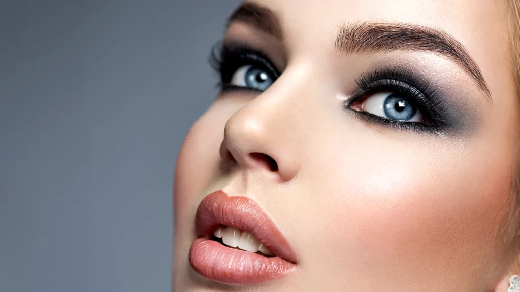 Młoda kobieta z perfekcyjnym makijażem smokey eye