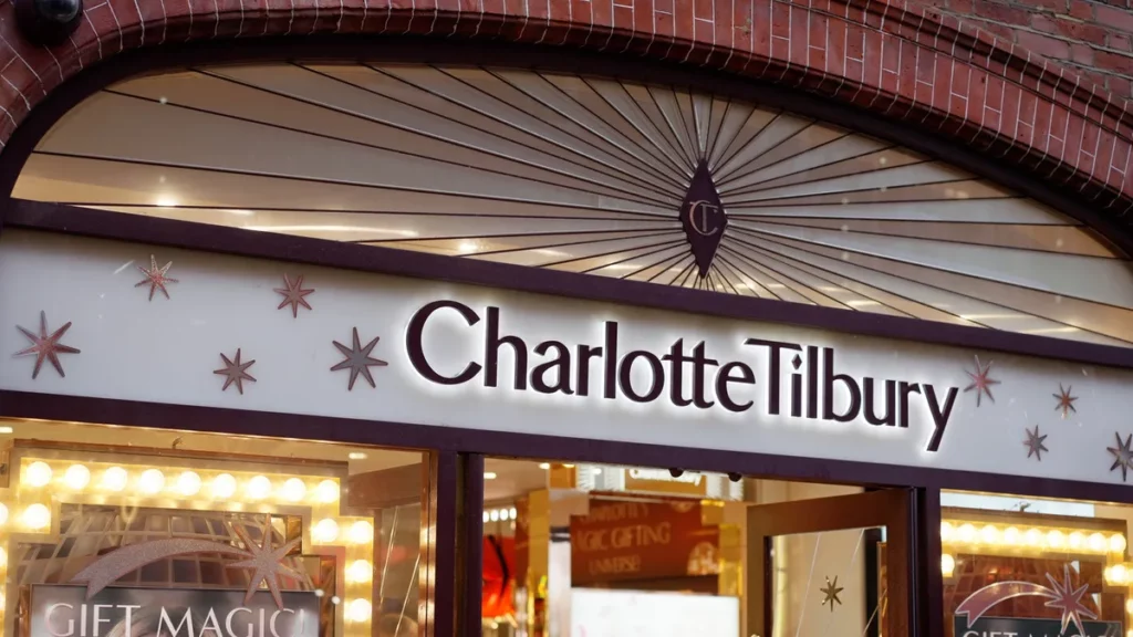 Szyld sklepu Charlotte Tilbury