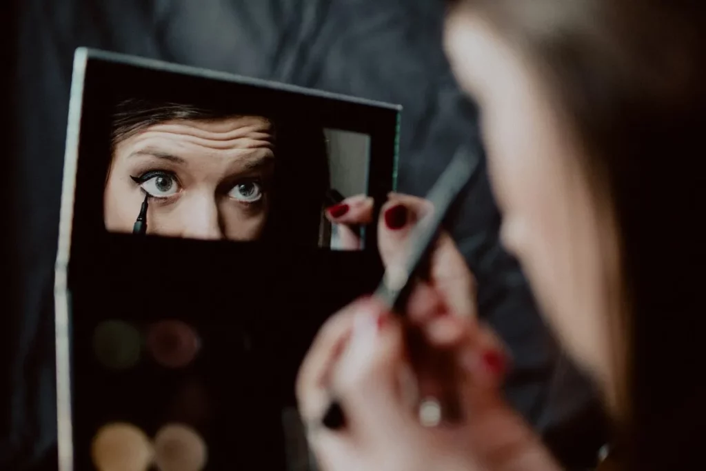 Kobieta wykonuje makijaż oka w stylu smokey eye