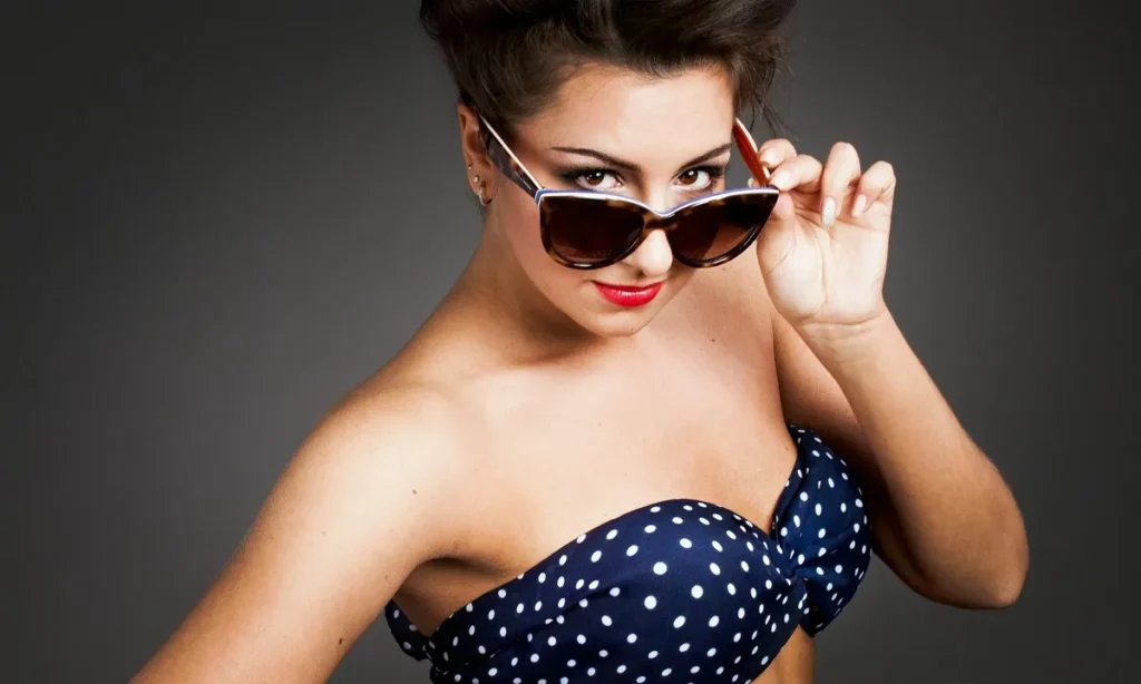Kobieta z makijażem w stylu retro pin up girl