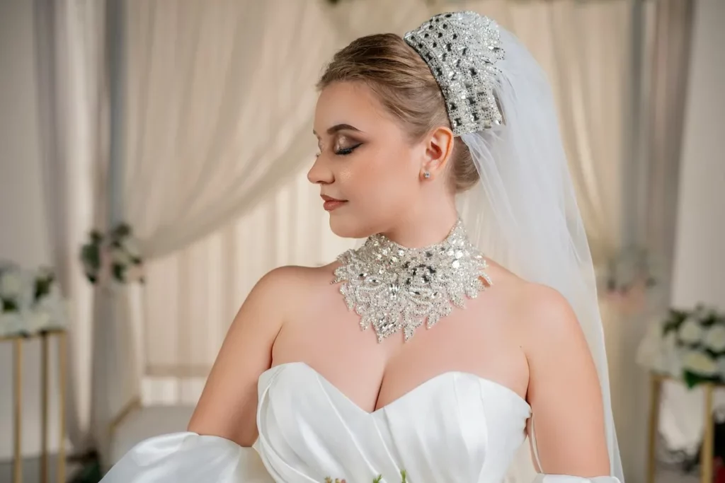 Blond panna młoda z pięknie wykonanym makijażem oczu i twarzyŹródło: Unsplash.com 