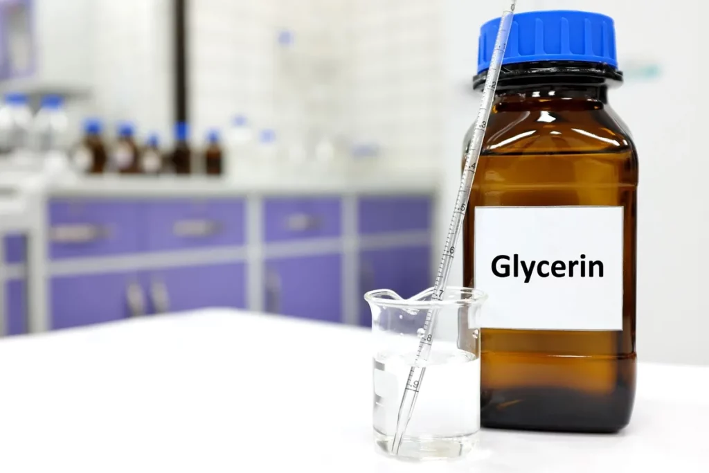 Butelka gliceryny na tle laboratorium