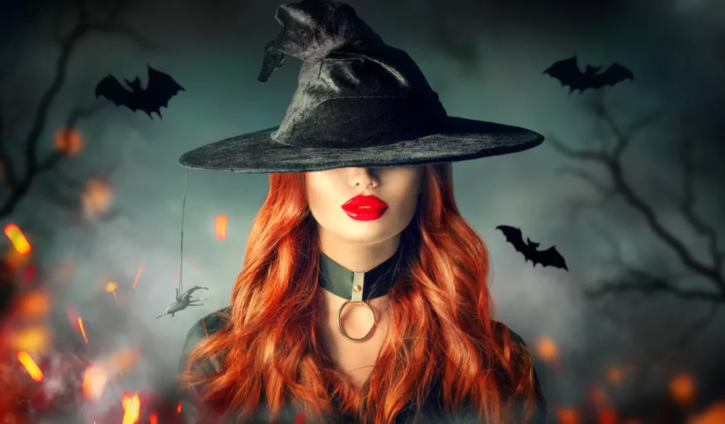 Rudowłosa kobieta w stroju wiedźmy i makijażu czarownicy na Halloween