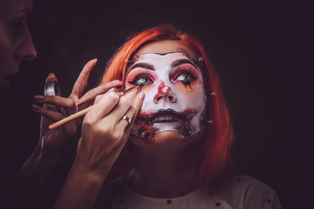 Makijażystka robi klientce makijaż grozy na Halloween