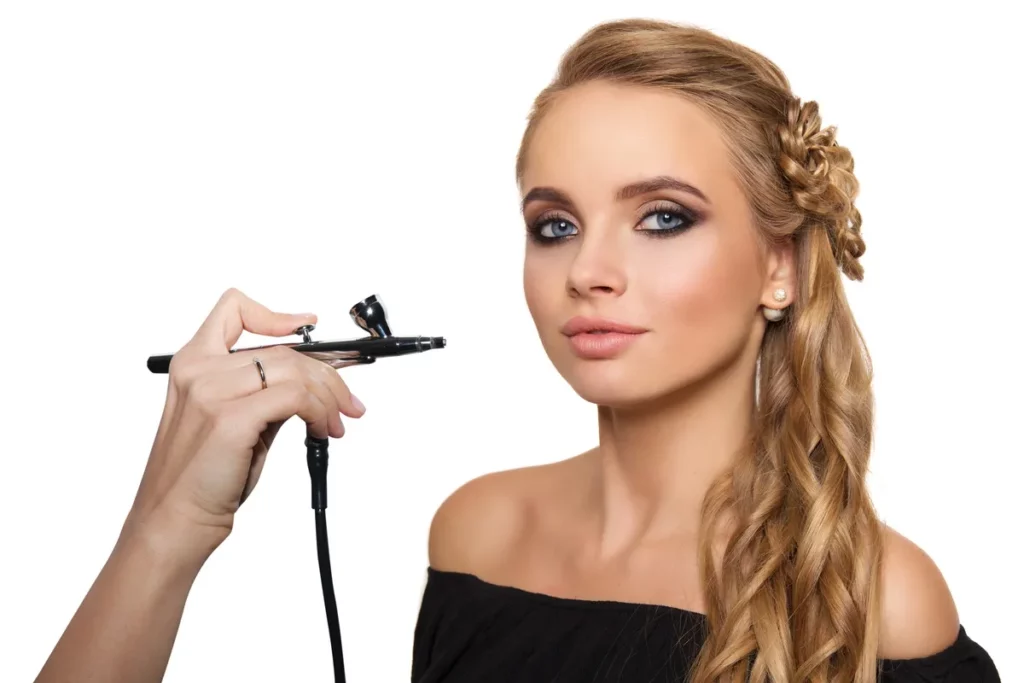 Dziewczyna wykonuje makijaż w stylu cut crease na studniówkę Źródło: Adobe Stock 