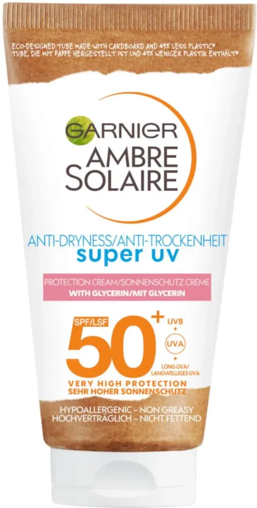 Tubka kremu przeciwsłonecznego Garnier stoi na białym tle, etykieta SPF 50+ wyraźna.