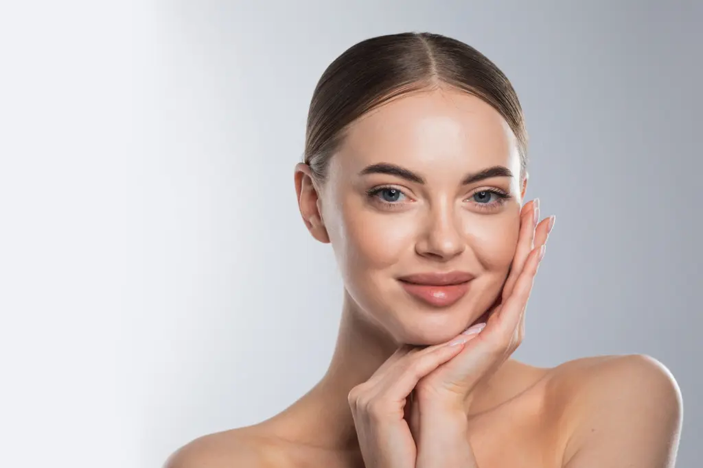 Make up ,,no make-up”, burgundy i akcent kolorystyczny na ustach. Oto makijażowe trendy na jesień 2024!