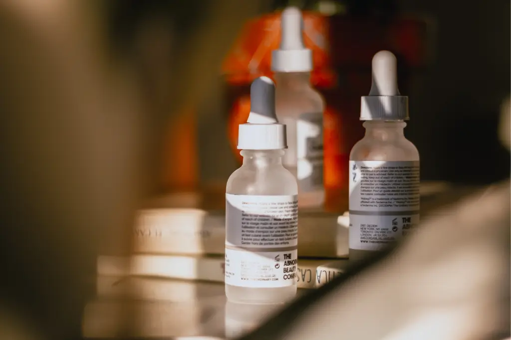 Dlaczego jesień to idealny czas na retinol? Przeczytaj, jak bezpiecznie wprowadzić go do pielęgnacji