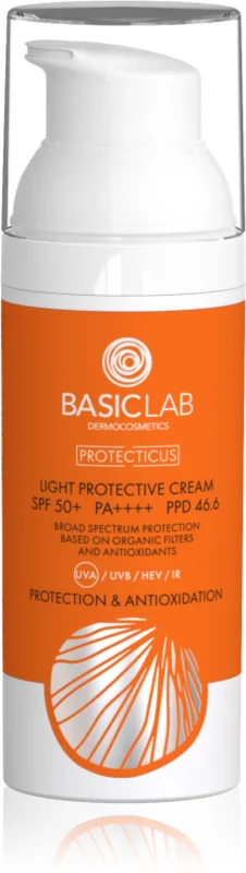 Butelka kremu z filtrem SPF50 stoi na białym tle; pomarańczowo-biała etykieta z pompką.