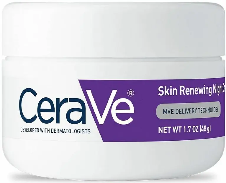 Słoik kremu CeraVe (Skin Renewing Night) stoi na białym tle; widoczna fioletowa etykieta.