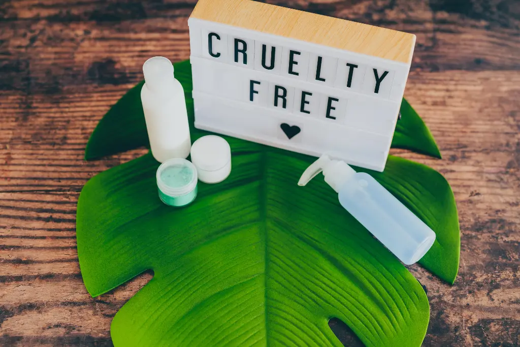 Dekoracyjna podstawka, na niej puste butelki kosmetyków i napis cruelty free