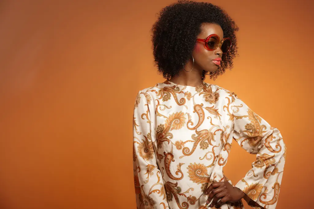 Ciemnoskóra kobieta we włosach afro i makijażu w stylu lat 70.