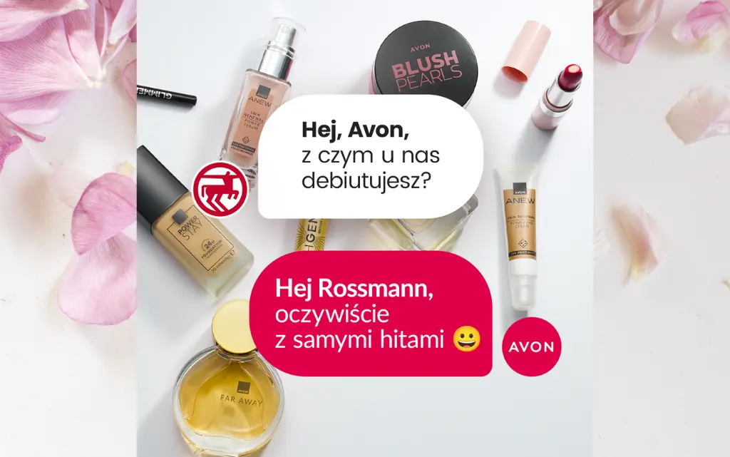 Kosmetyki leżą na białym biurku