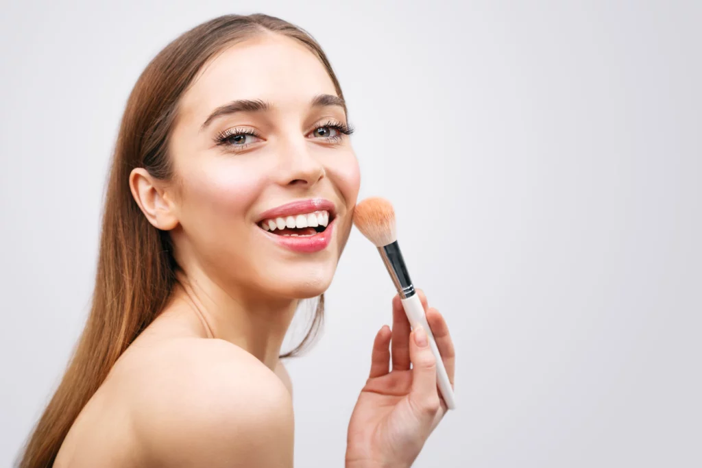 Coquette Makeup - młoda kobieta z pędzlem