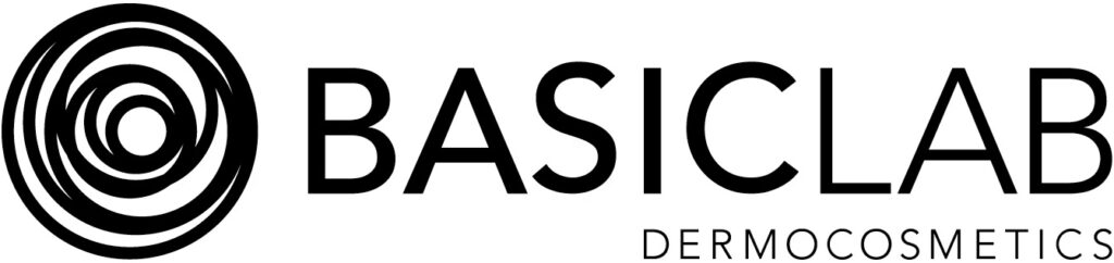 Spiralny emblemat i napis "BASICLAB" z dopiskiem "DERMOCOSMETICS", eksponowane na białym tle.