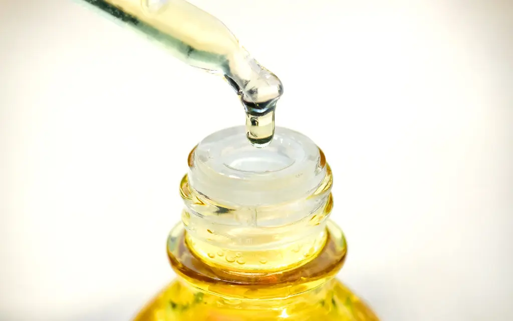 Zbliżenie na pipetkę z serum z witaminą E