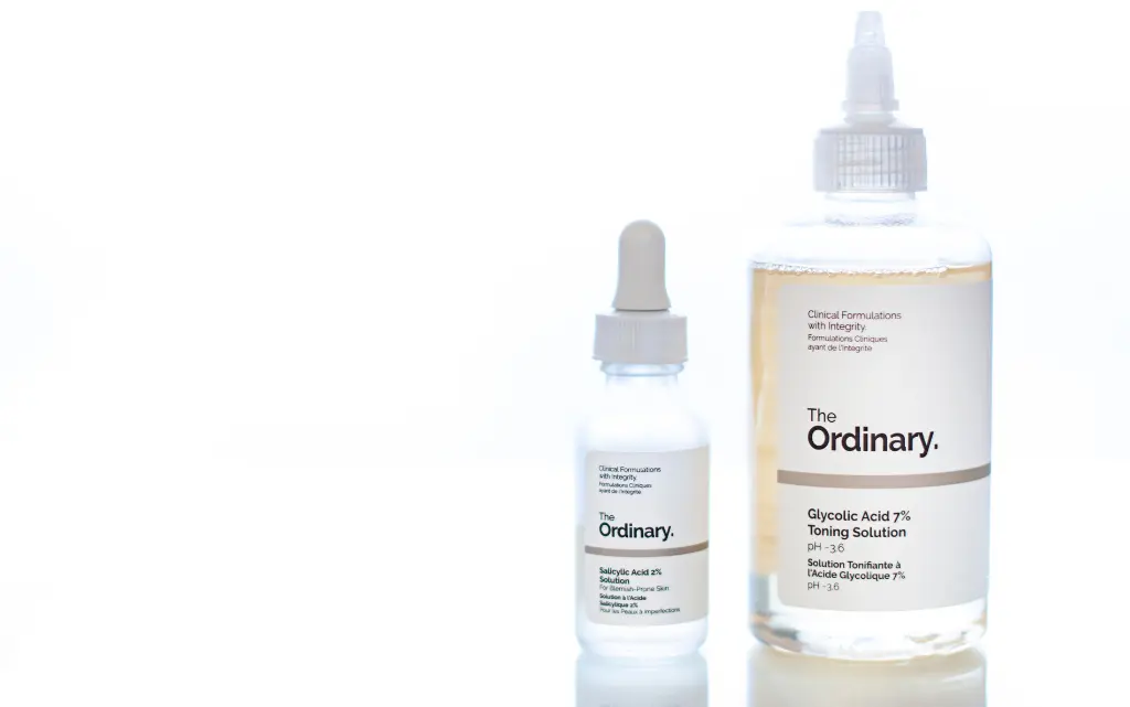 Butelka z tonikiem z kwasem glikolowym The Ordinary, obok serum z kwasem salicylowym 
