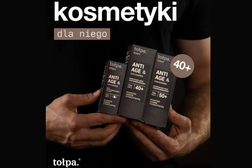 Pudełka kosmetyków męskich Anti Age (40+) trzymane dłońmi na ciemnym, reklamowym tle.