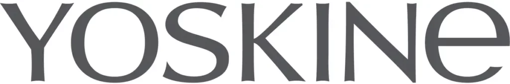 Logo „YOSKINE” prezentuje duży, szary napis na prostym, jednolitym białym tle.