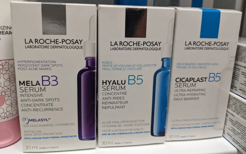 Różne serum do twarzy na przebarwienia marki La Roche Posay