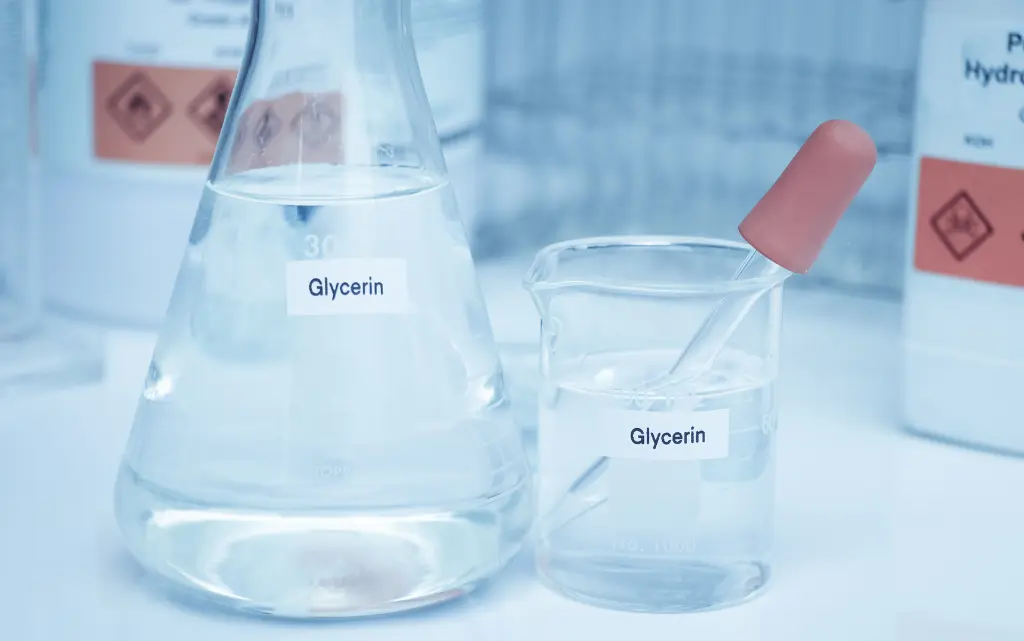 Dwa szklane pojemniki w laboratorium z etykietką gliceryna