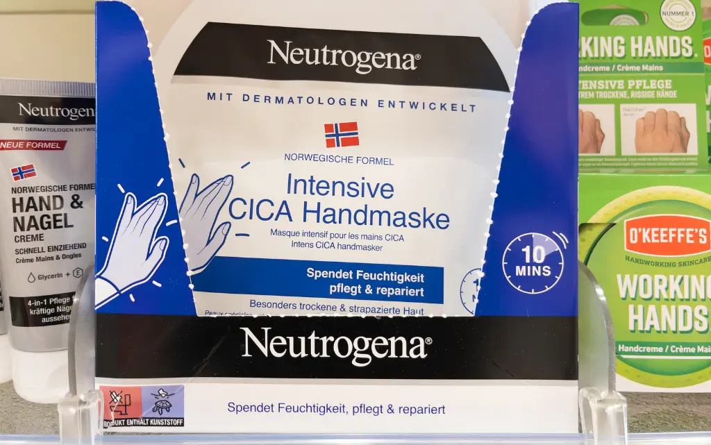 Sklepowa półka, na niej maska do rąk Neutrogena z ekstraktem z CICA czyli kwasem azjatykowym 