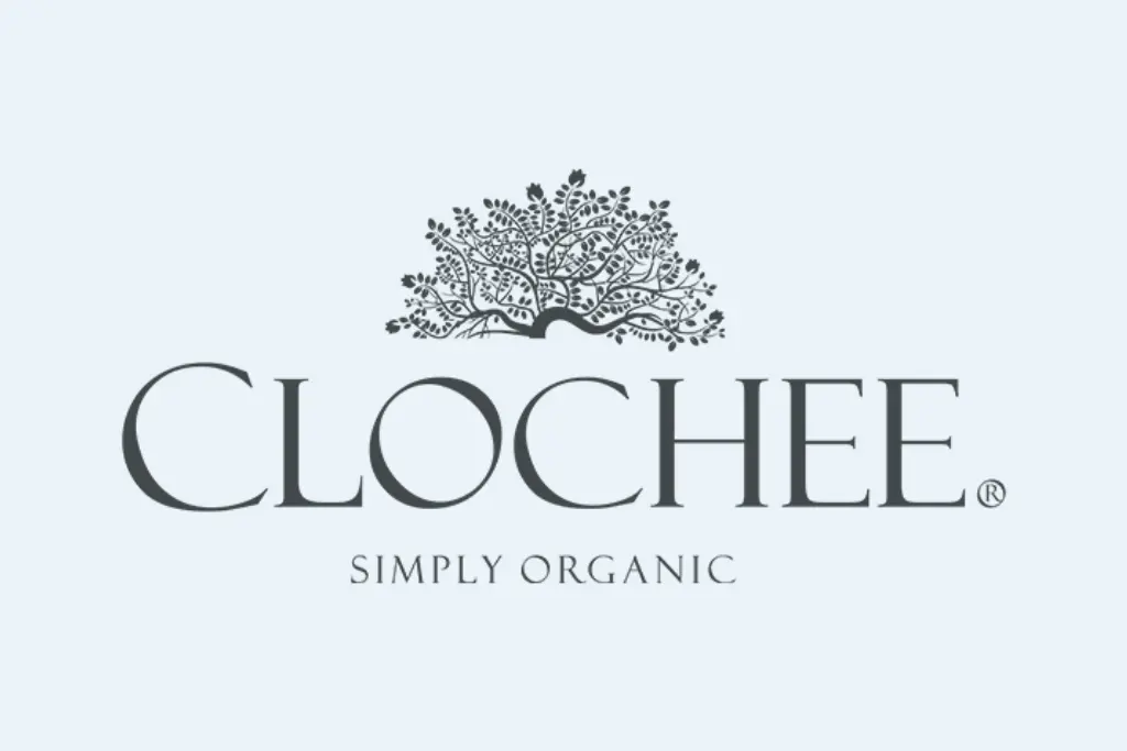 Logo „CLOCHEE” prezentuje ozdobne drzewo nad napisem, na jasnym tle; organiczny, minimalistyczny styl.