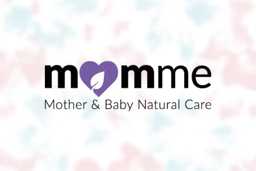 Logo momme: fioletowe serce z liściem, napis "Mother & Baby Natural Care" na pastelowym tle.