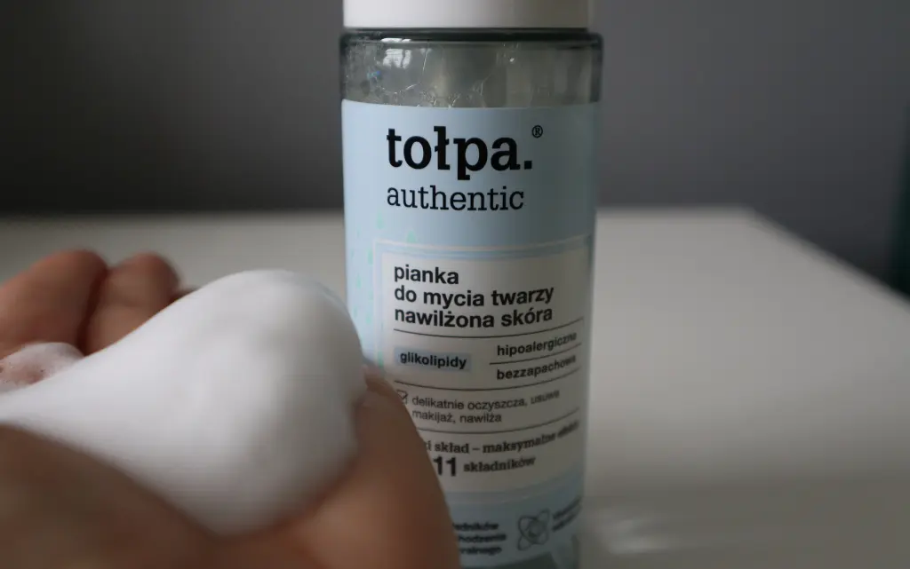 Pianka do mycia twarzy Tołpa Authentic na dłoni