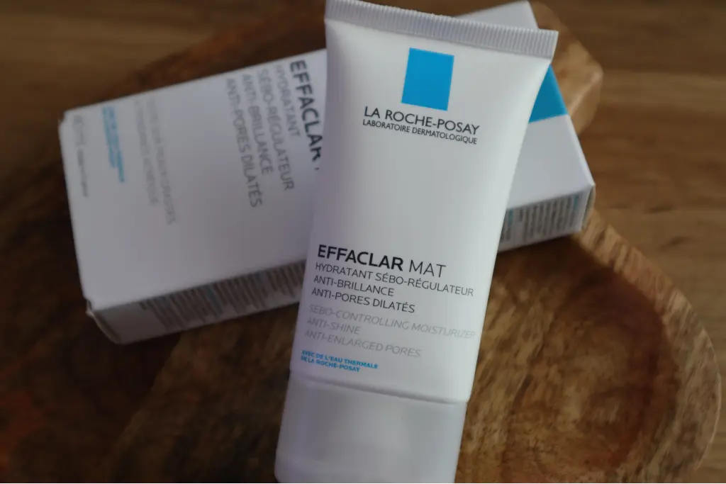 Krem matujący La Roche Posay Effaclar Mat+ na tle brązowej deseczki