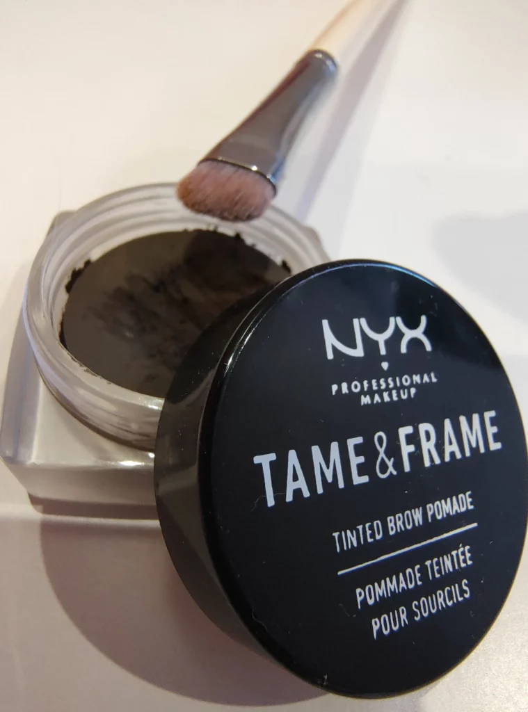  Otworzone opakowanie pomady do brwi NYX Tame and Frame kolor espresso