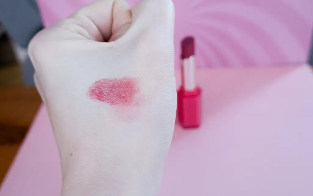 Swatch Fenty Beauty Gloss Bomb Stix na dłoni - świeża oraz tinta - zdjęcie