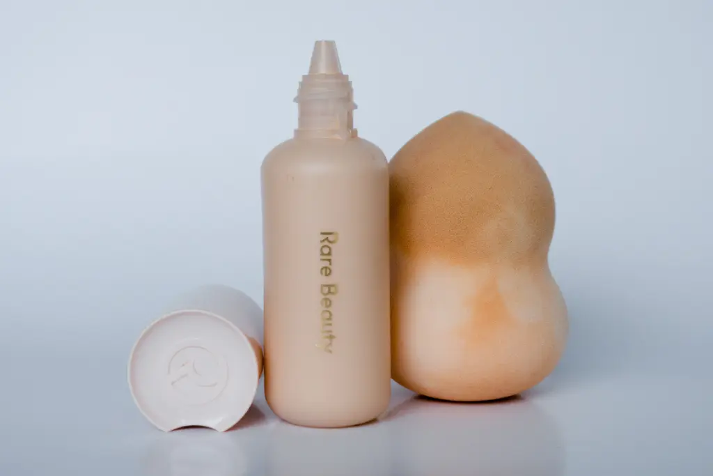 Rare Beauty Positive Light Tinted Moisturizer z gąbeczką - tytułowa.