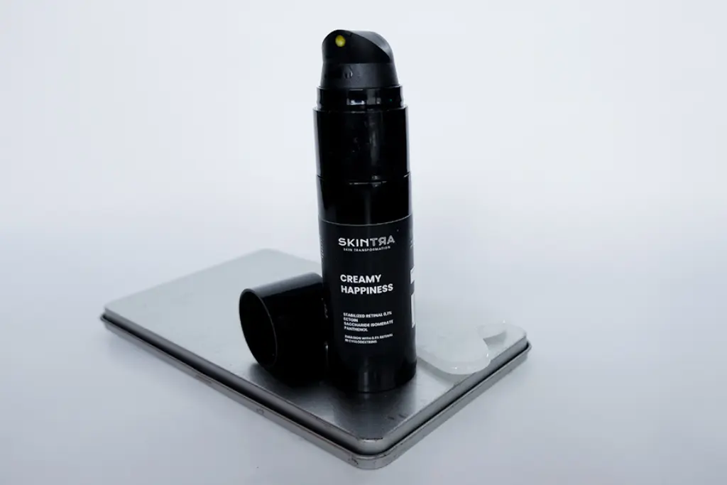 SkinTra Creamy Happiness – Emulsja z Retinalem 0,1% w Cyklodekstrynach na metalowej podkładce - tytułowa.