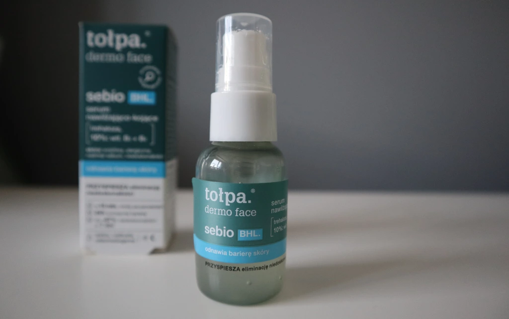 Butelka 30 ml serum Tołpa. Dermo face sebio BHL na tle papierowego opakowania