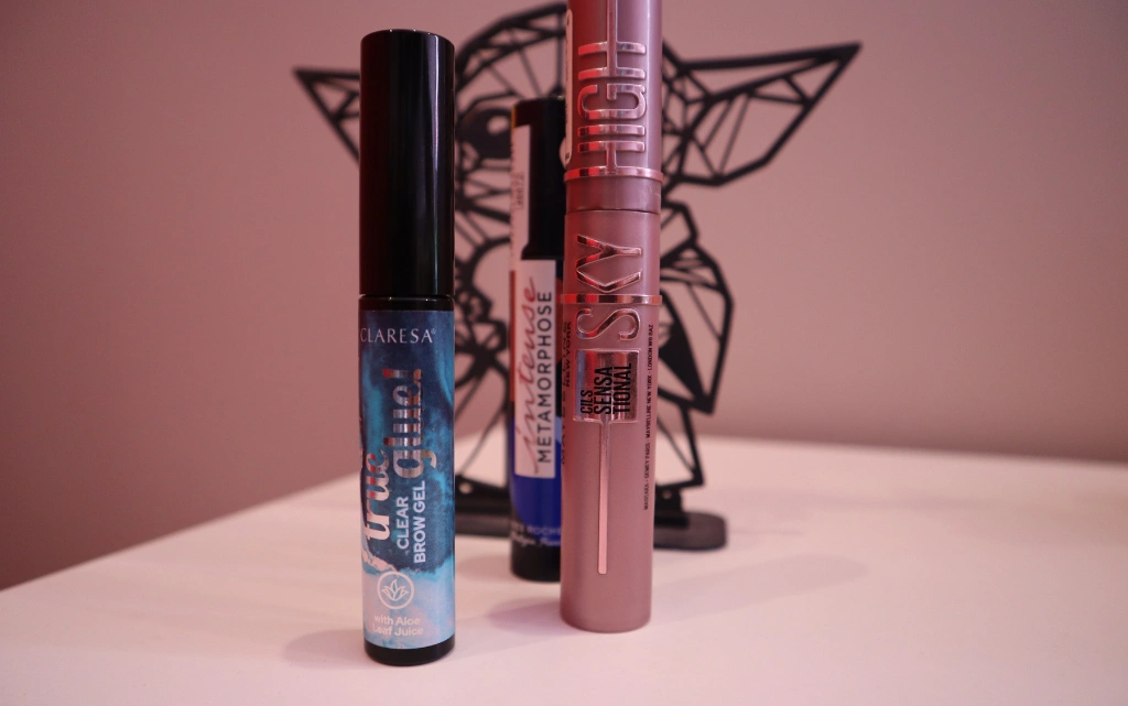 Kosmetyki do makijażu oka: żel do brwi Claresa True glue, maskara Sky High Maybelline