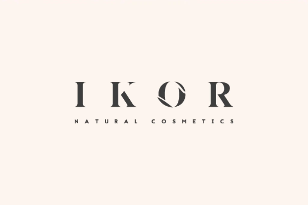 Logo „IKOR” z napisem „Natural Cosmetics” prezentowane na jasnobeżowym, minimalistycznym tle.