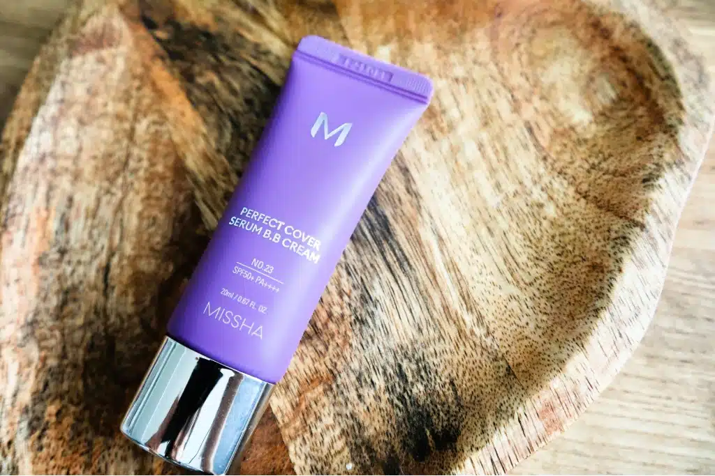Krem BB Missha M Perfect Cover Serum na tle brązowej tacki