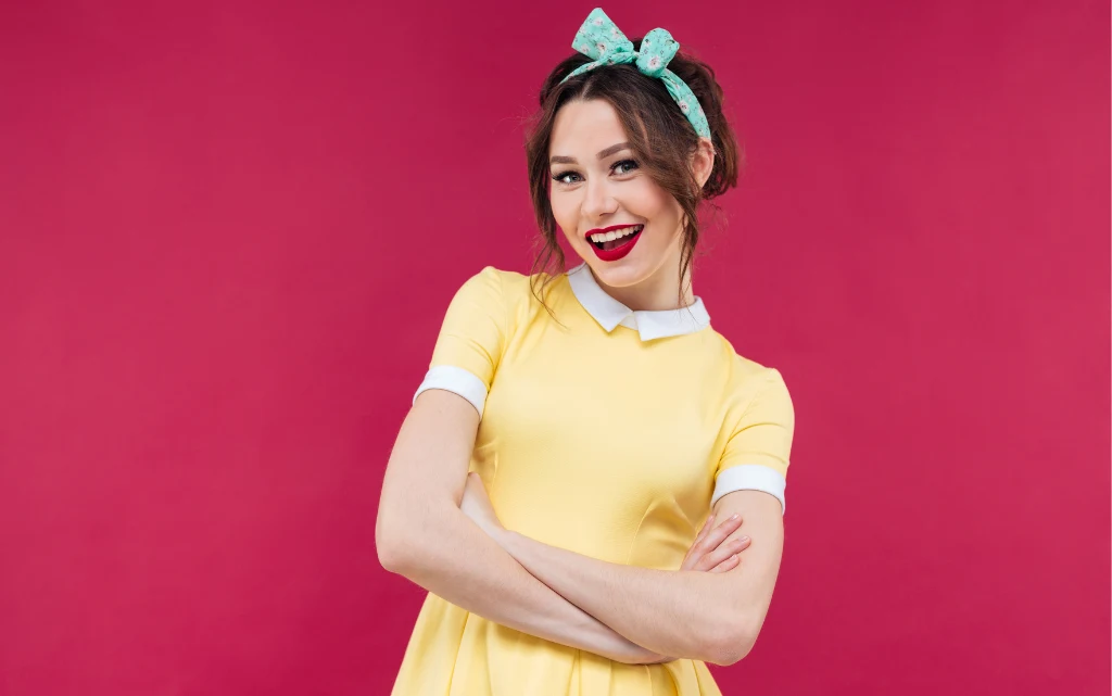 Elegancka kobieta w makijażu i w żółtej sukience