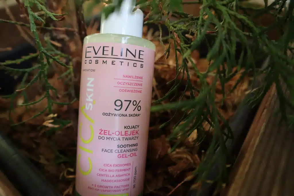 Eveline żel-olejek do mycia twarzy Cica skin na tle kory drzewnej