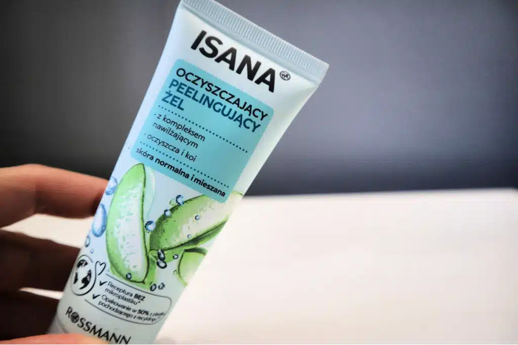 ISANA Żel peeling, oczyszczający na tle szarej ściany