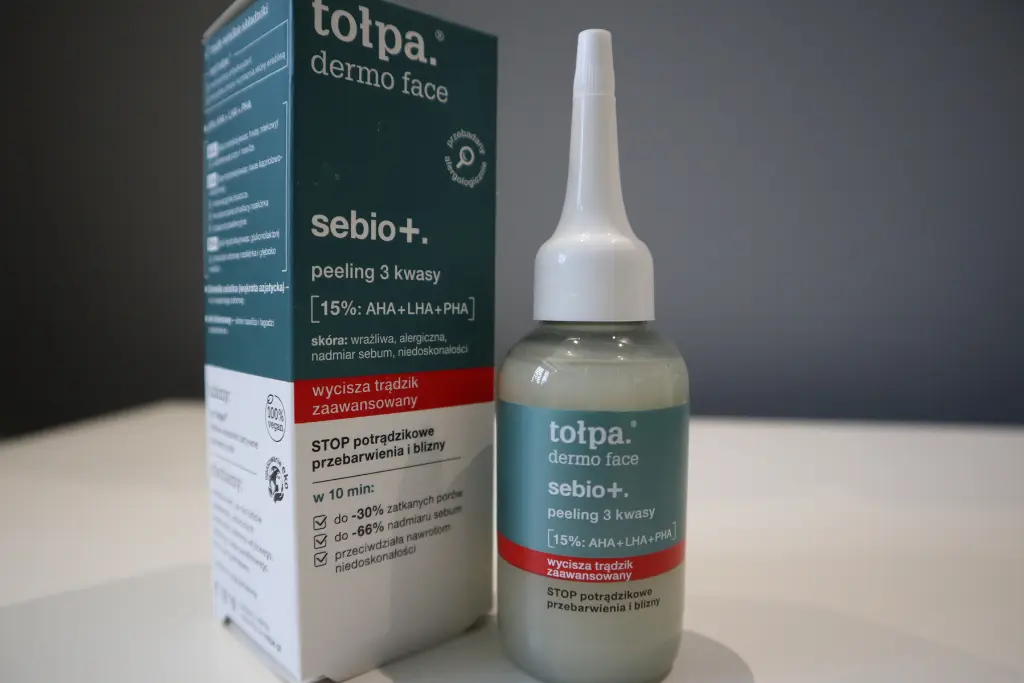 Tołpa Sebio+ Peeling 3 Kwasy na tle szarej ściany