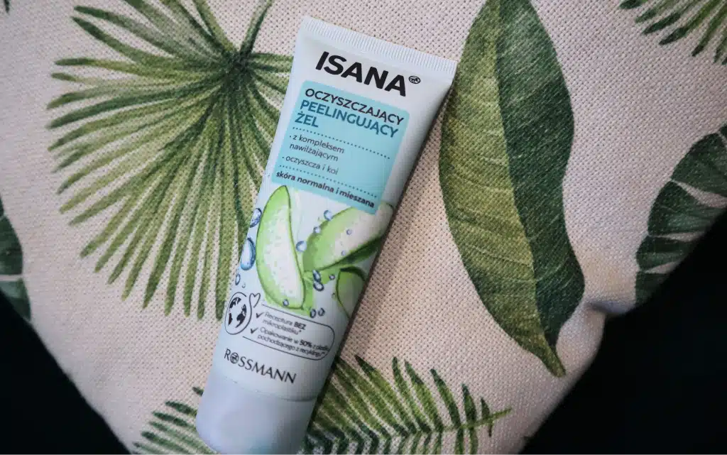 ISANA Żel peeling, oczyszczający na tle zielono-beżowej poduszki 