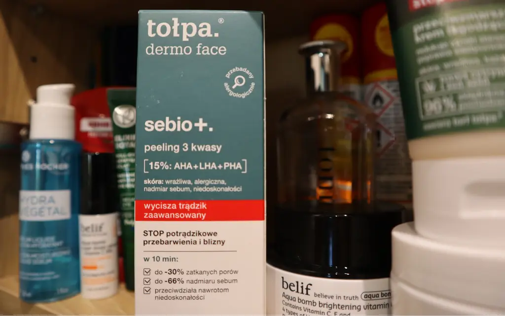 Tołpa Sebio+ Peeling 3 Kwasy w szafce na tle innych kosmetyków 