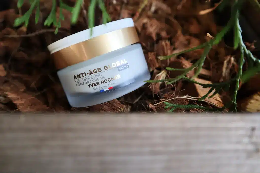 Słoik kremu Yves Rocher Anti-Age Global na noc