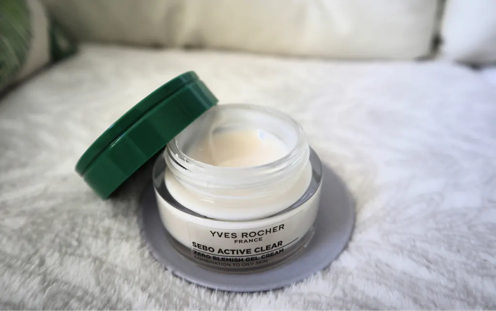 Otwarte opakowanie kremu do cery tłustej Yves Rocher Sebo Active Clear 