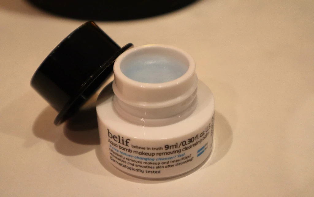 Otwarte opakowanie balsamu do demakijażu Belif Aqua Bomb Makeup Removing Cleansing Balm